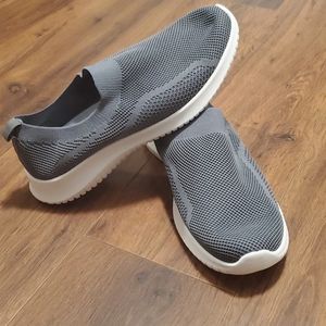 Stretchy slip on tennis shoes